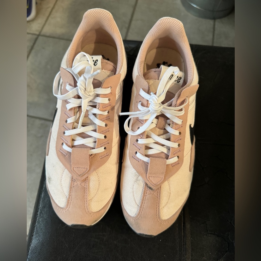 NIKE Retro women’s casual tennis shoe